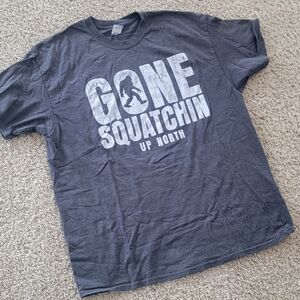Gilden Men's XL "GONE SQUATCHIN UP NORTH" Graphic Tee Shirt T-Shirt Sasquatch